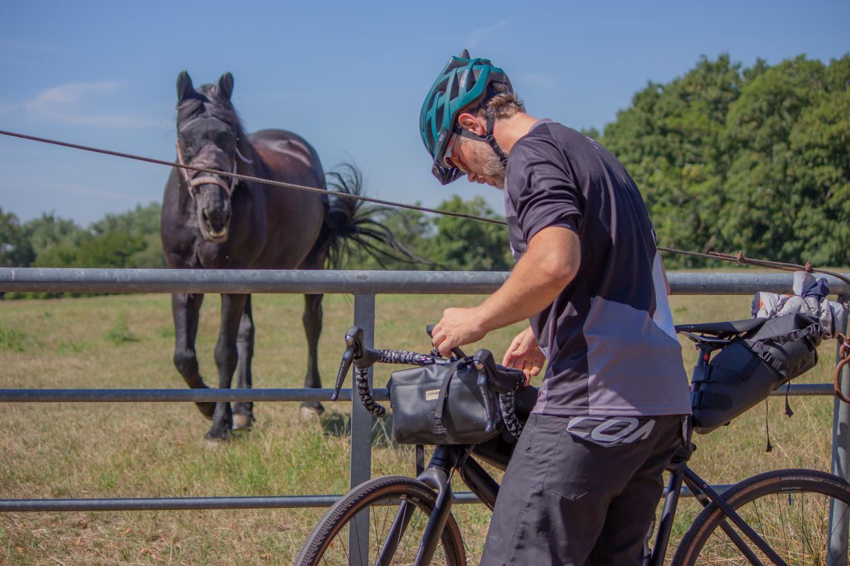 CONTEC "Mile Grinder" Bikepacking Taschen vor einer Pferdewiese.