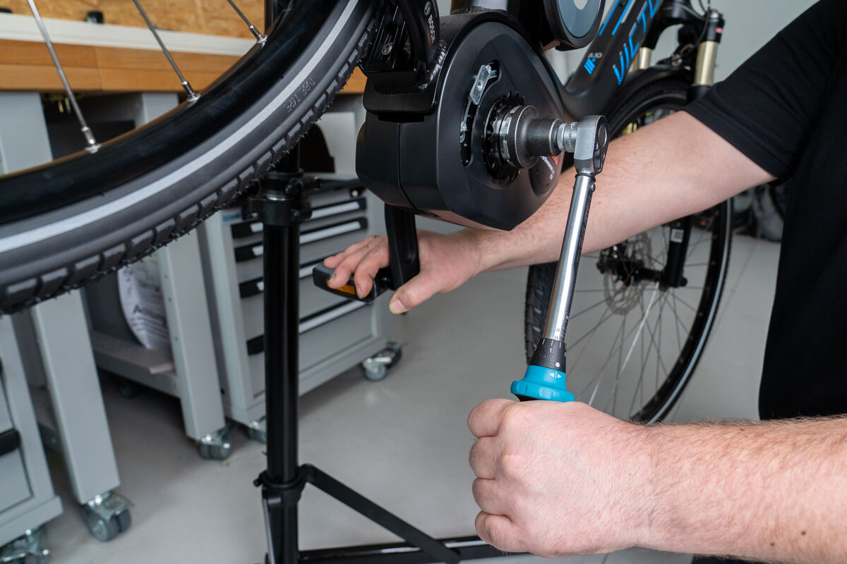 Verschlussring eines E-Bike Motorritzels wird mit einem Drehmomentschlüssel festgezogen.
