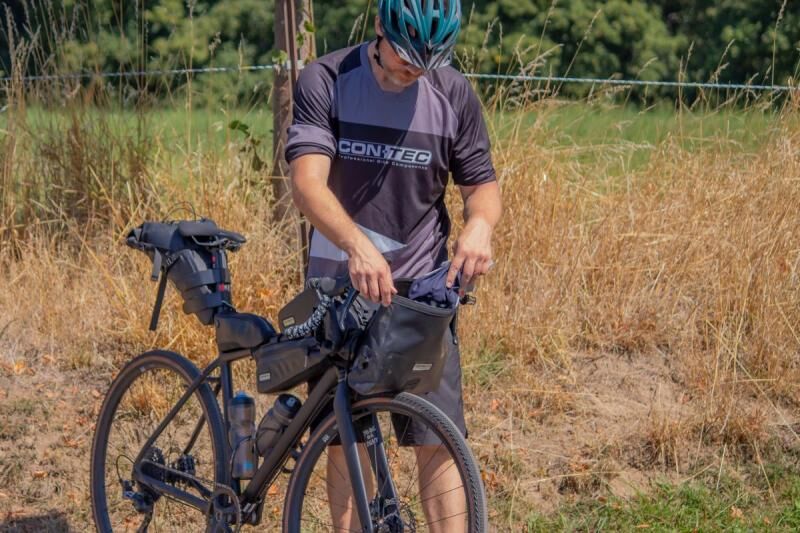 CONTEC "Mile Grinder" Bikepacking Taschen an einem Fahrrad montiert.