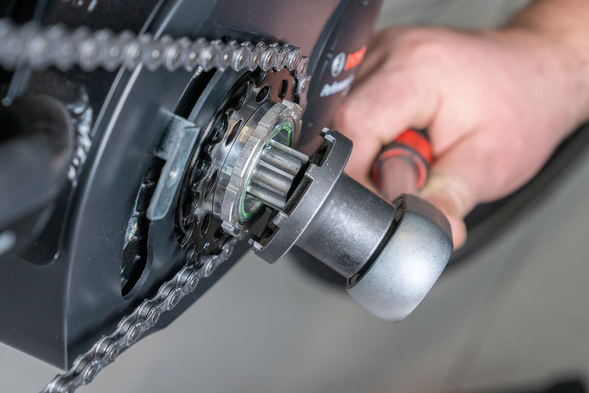 Verschlussring eines E-Bike Motorritzels wird mit einem Bosch Werkzeug gelöst.