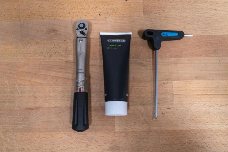 Materialien um eine Sattelstütze zu montieren.