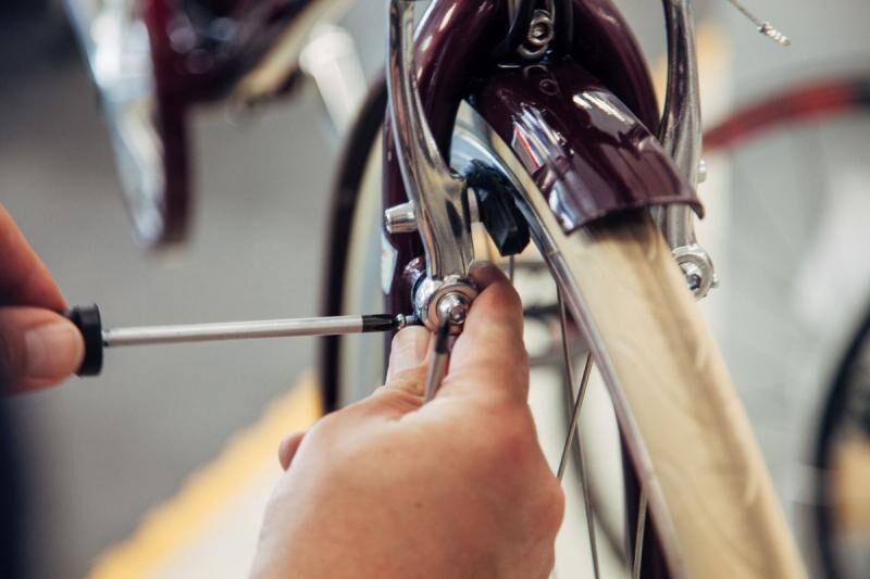 Dévisser l'ancienne garniture du vélo