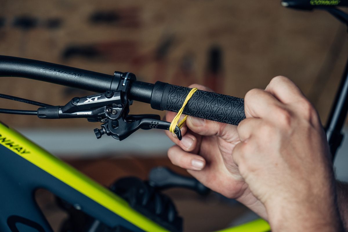 Bremshebel einer Fahrrad Scheibenbremse wird mit einem Gummiband fixiert.