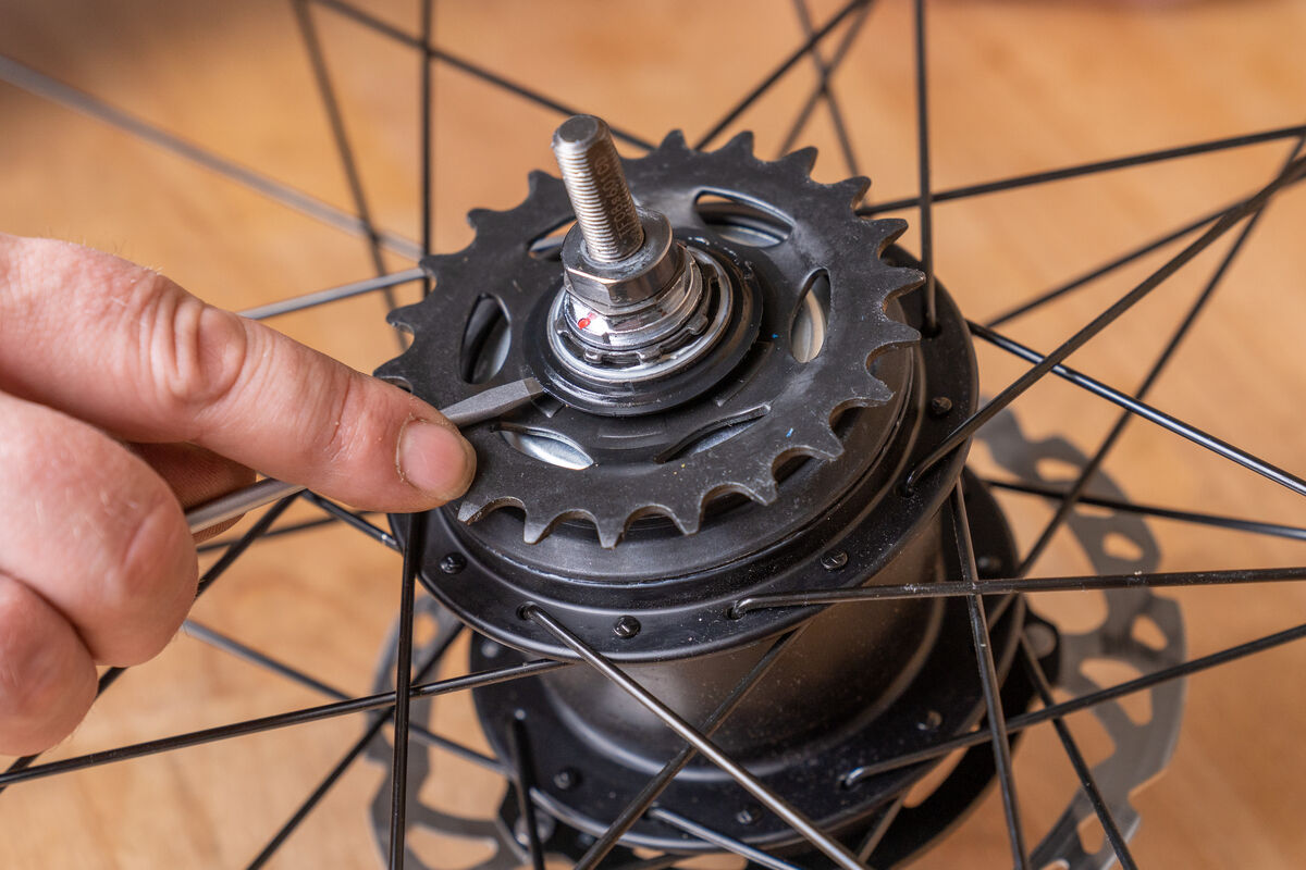 Entfernen des Kunststoffrings unter der Schalteinheit einer Nabenschaltung für Fahrräder.