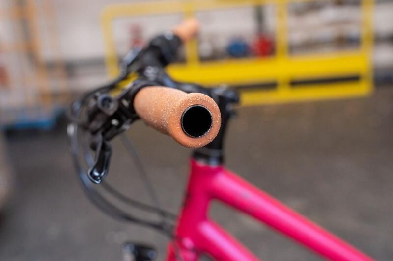 Guidon de vélo avec vue latérale pour que l'on puisse voir le diamètre intérieur.