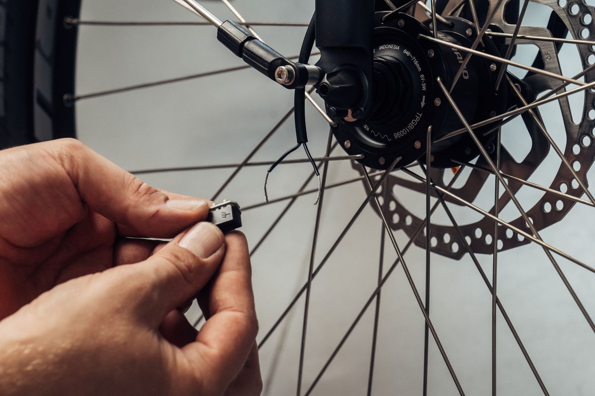 Trennen eines Fahrraddynamo-Steckers