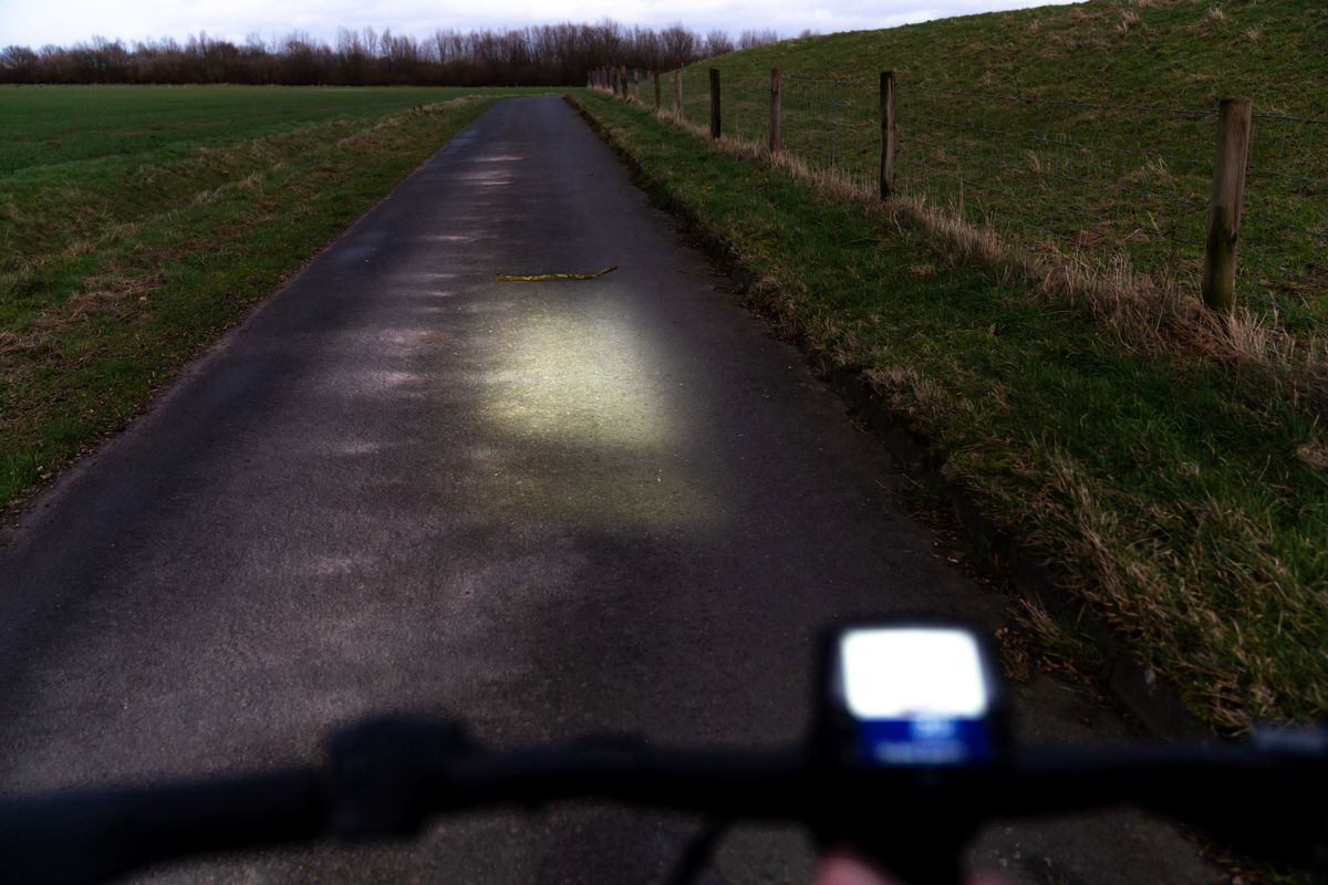 Einstellungsempfehlung für eine Fahrradlampe für die Einstellung des Scheinwerferwinkels am Fahrrad.