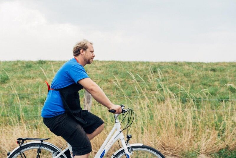 La personne roule avec le vélo qui vient d’être réparé.