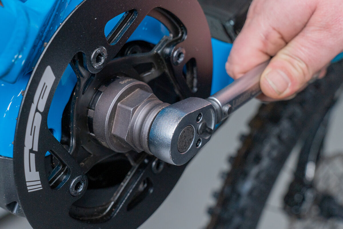 Verschlussring eines E-Bike Kettenblatts wird mit einem Drehmomentschlüssel angezogen.