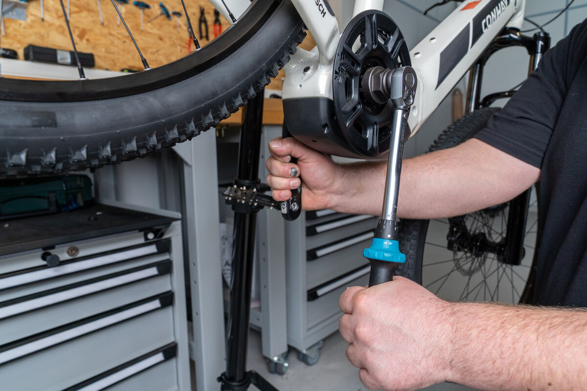Verschlussring eines E-Bike-Kettenblatts wird mit einem Drehmomentschlüssel festgezogen.